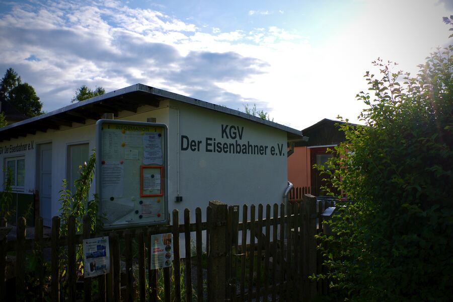 Die Vereinslaube des KGV der Eisenbahner mit Schaukasten